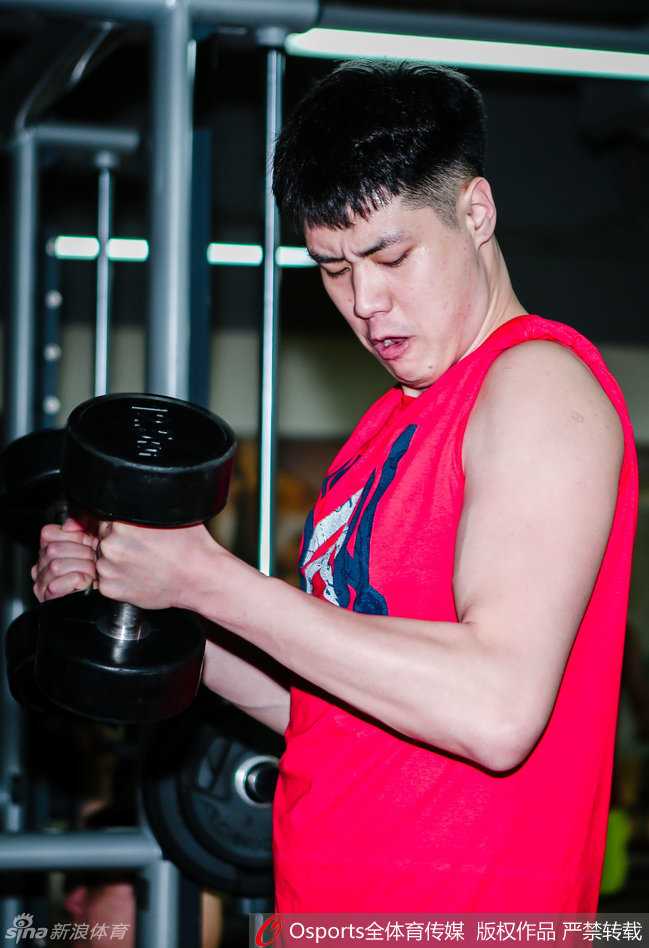 浴火重生:贺天举的漫长康复路与未完的篮球梦 坚持的力量,贺天举在进行上肢力量训练,即便下肢受伤无法发力,他也没有放松对自己身体其他部分的严格要求。