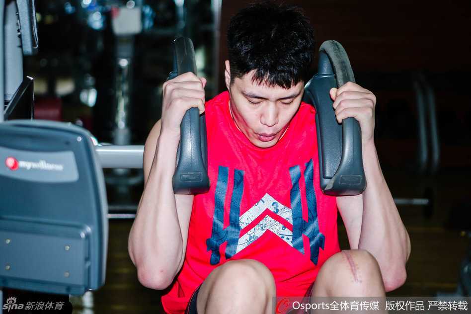 浴火重生:贺天举的漫长康复路与未完的篮球梦 挥汗如雨,贺天举在跑步机上进行快走训练,虽然无法进行高强度对抗,但他始终坚持基础体能储备,为漫长的康复打下坚实基础。