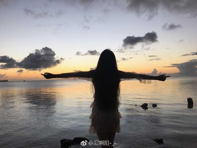 海风轻拂她的长发,郭艾伦镜头下的她曾惊艳了时光 夕阳的余晖洒在沙滩上,马阳阳侧身而立,曼妙的身材曲线在光影的勾勒下显得格外迷人,宛如从画中走出的女神。