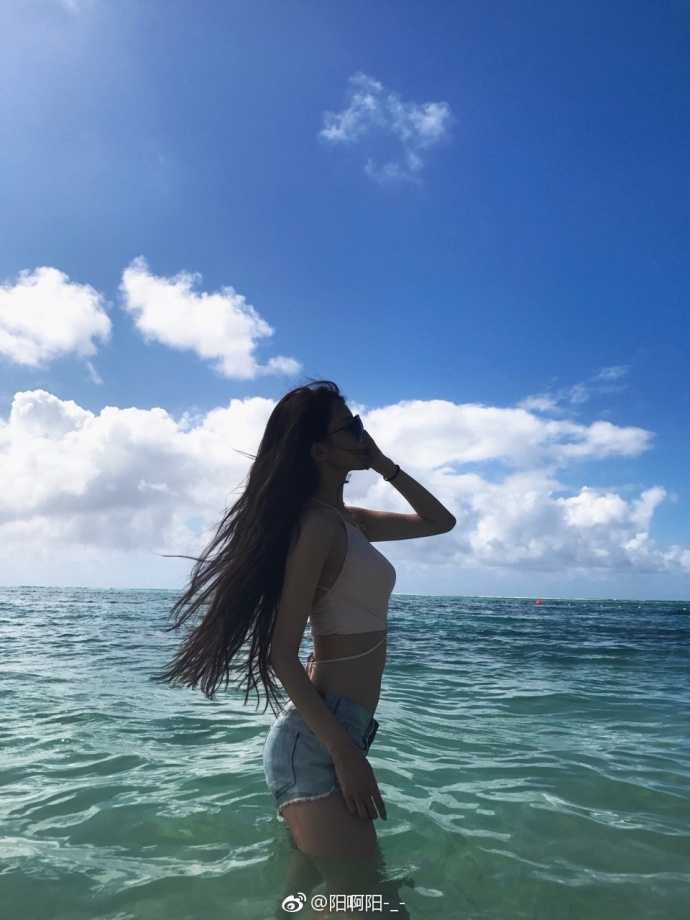 海风轻拂她的长发,郭艾伦镜头下的她曾惊艳了时光 特写镜头下,马阳阳的五官精致立体,脸上带着浅浅的笑意,海水的泡沫轻轻环绕,让她看起来充满了青春的活力与纯真。