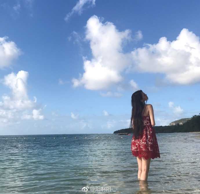 海风轻拂她的长发,郭艾伦镜头下的她曾惊艳了时光 马阳阳漫步在细软的沙滩上,身后是蔚蓝无际的大海,她随意撩动秀发的瞬间被镜头定格,充满了自然随性的动态美感。