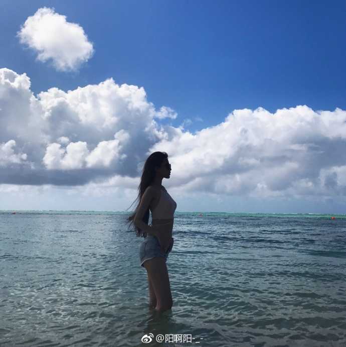 海风轻拂她的长发,郭艾伦镜头下的她曾惊艳了时光 海边的礁石上,马阳阳安静地坐着眺望远方,长发被海风吹起,眼神中带着一丝淡淡的慵懒与温柔,与身后的海天一色融为一体。