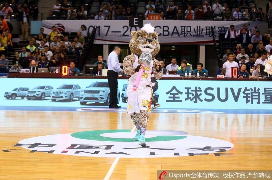 深圳主场篮球宝贝热舞助威 青春风暴席卷龙岗大运中心 一位篮球宝贝在舞蹈中回眸,发丝在空中划出优美的弧线,动感瞬间被定格。背景的灯光虚化,更凸显了她此刻的专注与魅力。