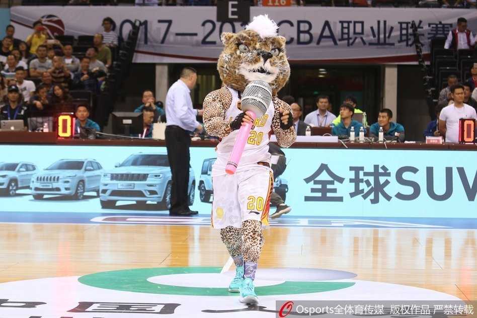 深圳主场篮球宝贝热舞助威 青春风暴席卷龙岗大运中心 表演结束后,拉拉队宝贝们向观众致意。她们虽然气喘吁吁,但脸上依然挂着职业而真诚的微笑,感谢现场球迷的关注与支持。