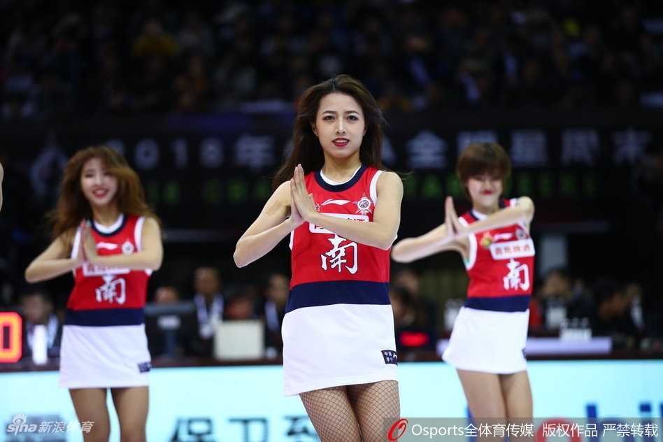 深圳全明星周末篮球宝贝热舞 闪耀赛场的力与美 随着劲爆的音乐响起,深圳啦啦队变换队形,展现出极高的默契。她们手中的花球如同被赋予了生命,在灯光的照射下划出炫目的光轨,热力值瞬间爆表。