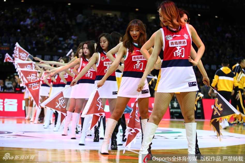 深圳全明星周末篮球宝贝热舞 闪耀赛场的力与美 深圳啦啦队队员们身穿红白相间的动感队服,在聚光灯下整齐跃起,马尾辫在空中划出活力的弧线,仿佛将整个场馆的热情都托举了起来。
