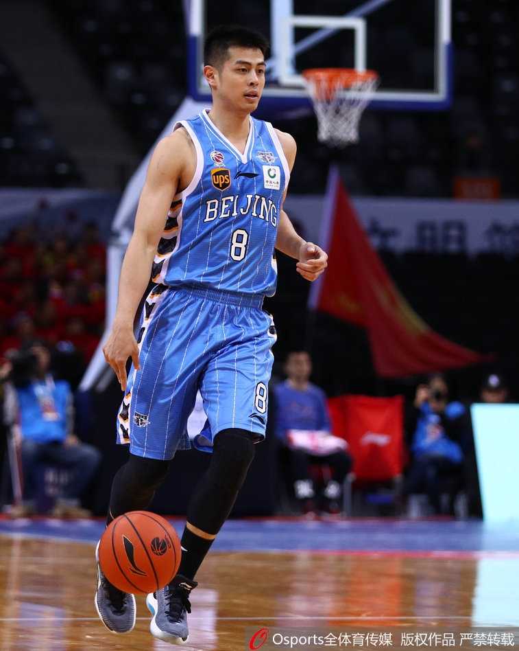 深圳内线发威力克北京 萨林杰统治级表现终结首钢四连胜 孟铎外线持球面对防守,眼神坚毅地盯着篮筐,他刚命中了一记关键的压哨三分,正握拳怒吼庆祝。