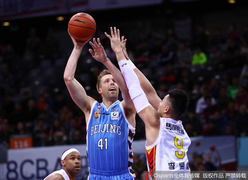 深圳内线发威力克北京 萨林杰统治级表现终结首钢四连胜 伤愈复出的翟晓川持球快攻,面对防守球员的封堵,他眼神坚毅地冲向篮筐,展现出强烈的求胜欲望。