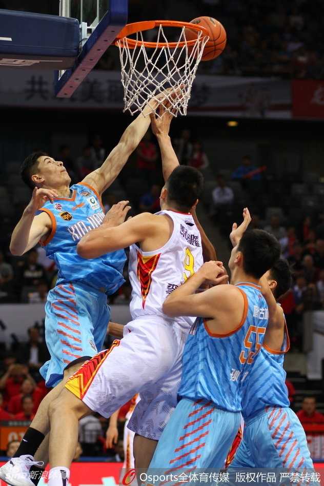 深圳内线巨兽空砍五十五分 新疆众将下起三分雨客场破敌 深圳外援萨林杰迎着防守强起投篮,此役他砍下全场最高的55分,展现了NBA级别内线在CBA的绝对统治力,但依然难以挽回败局。