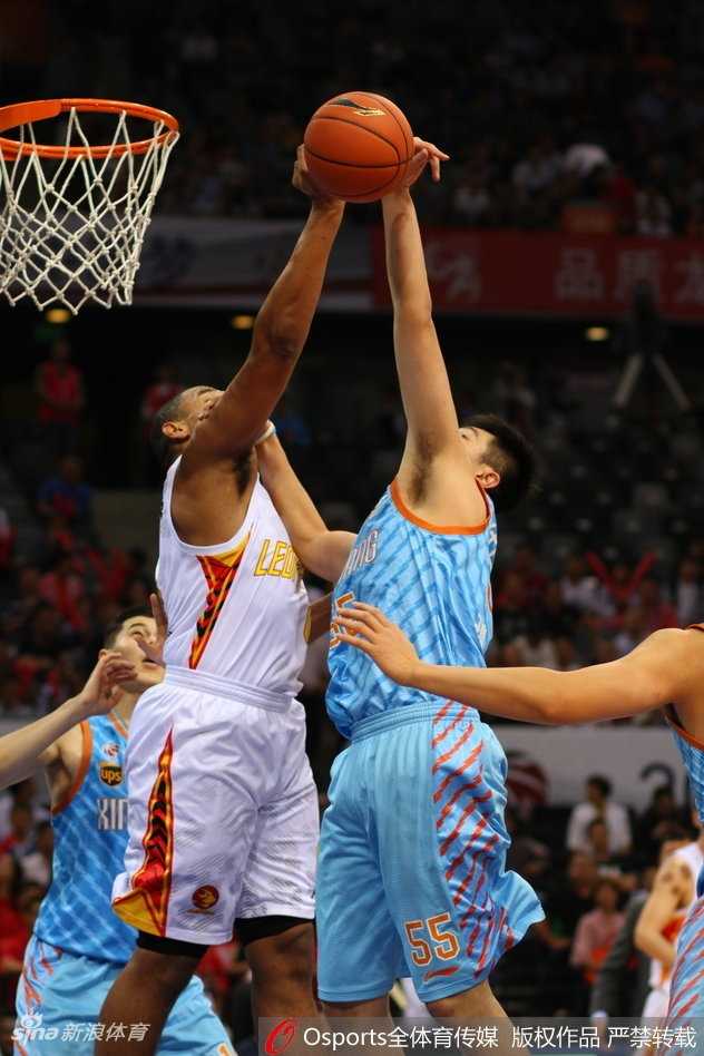 深圳内线巨兽空砍五十五分 新疆众将下起三分雨客场破敌 新疆队亚当斯在深圳球迷面前从容运球,他全场比赛轰下41分,用犀利的突破和精准的三分球撕裂了深圳队的防线。