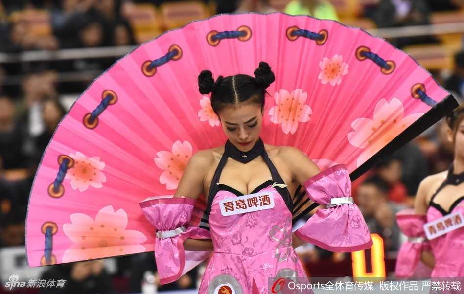 深圳啦啦队哪吒造型俏皮可爱,火辣热舞燃爆赛场 队员们在场上摆出战斗姿态,红色丝带缠绕手臂恰似混天绫,眼神凌厉又不失娇媚,将哪吒的英气和少女的俏皮融于一身