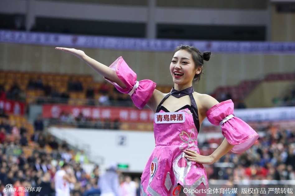 深圳啦啦队哪吒造型俏皮可爱,火辣热舞燃爆赛场 两名队员背靠背摆出弓箭步,裙摆飞扬露出修长双腿,手中的花球在灯光下流光溢彩,仿佛乾坤圈旋转生风