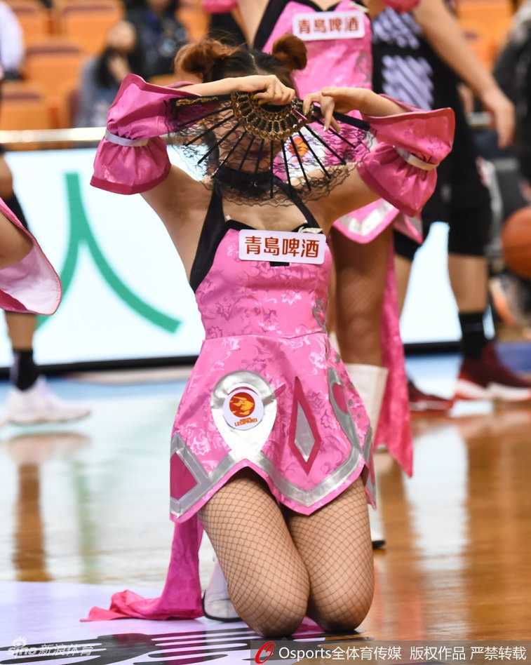 深圳啦啦队哪吒造型俏皮可爱,火辣热舞燃爆赛场 队员们一字排开踢腿亮相,脚踝上的金色铃铛叮当作响,如同风火轮划过夜空,动感十足