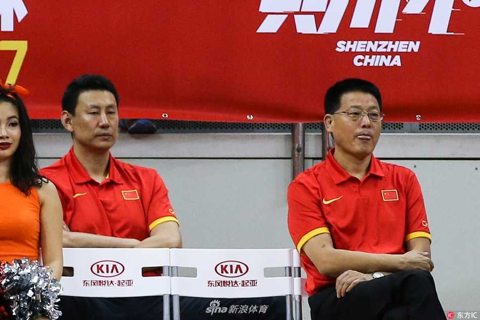 深圳夏夜的双雄会:斯坦科维奇杯德国战车碾过克罗地亚狂想曲,中国队静默观战 深圳宝安体育馆内灯火通明,身着红色队服的中国队全体成员整齐地坐在场边板凳席上。他们的目光齐刷刷地投向场内,眼神中带着专注与思索,仿佛在拆解着场上欧洲球员的每一个战术跑位。身后看台上,五星红旗在人群中若隐若现,整个画面凝固成一种独特的备战瞬间。