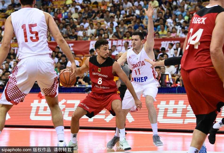 深圳夏夜绝杀回首:德意志战车击退克罗地亚狂想曲,登顶斯坦科维奇杯之巅 德国队球员在捧杯瞬间尽情宣泄,金色的纸屑漫天飞舞,硬木地板上倒映出他们忘情庆祝的剪影,深圳的夜晚属于这群铁血的战士。