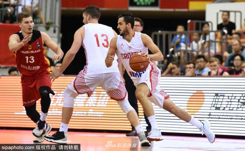深圳夏夜绝杀回首:德意志战车击退克罗地亚狂想曲,登顶斯坦科维奇杯之巅 克罗地亚主教练在场边大声咆哮着指挥战术,他夸张的手势和紧锁的眉头,将这场决赛的紧张激烈程度刻画得淋漓尽致,仿佛要将自己的战术灵魂直接灌输给场上的弟子。