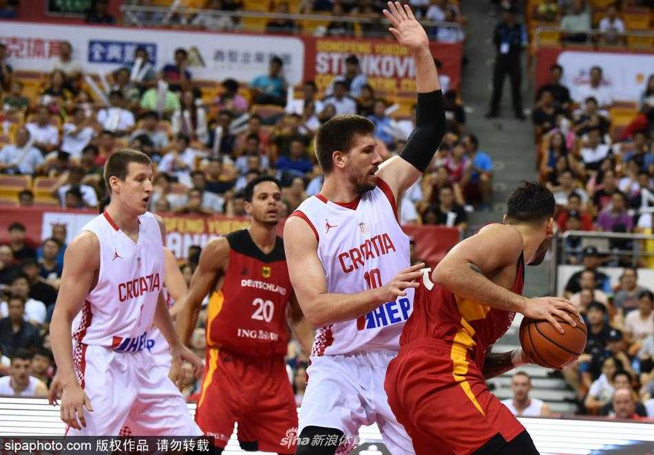 深圳夏夜绝杀回首:德意志战车击退克罗地亚狂想曲,登顶斯坦科维奇杯之巅 德国队全队在颁奖台上高举冠军奖杯,金色的雨再次飘落,背景是鲜艳的五星红旗与国际篮联旗帜,这一刻体育的荣光跨越了国界。