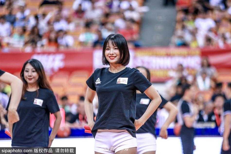 表演结束后，宝贝们弯腰致意，虽然呼吸略显急促，但脸上依然挂着甜美的职业微笑，完美展现了篮球宝贝的专业素养。