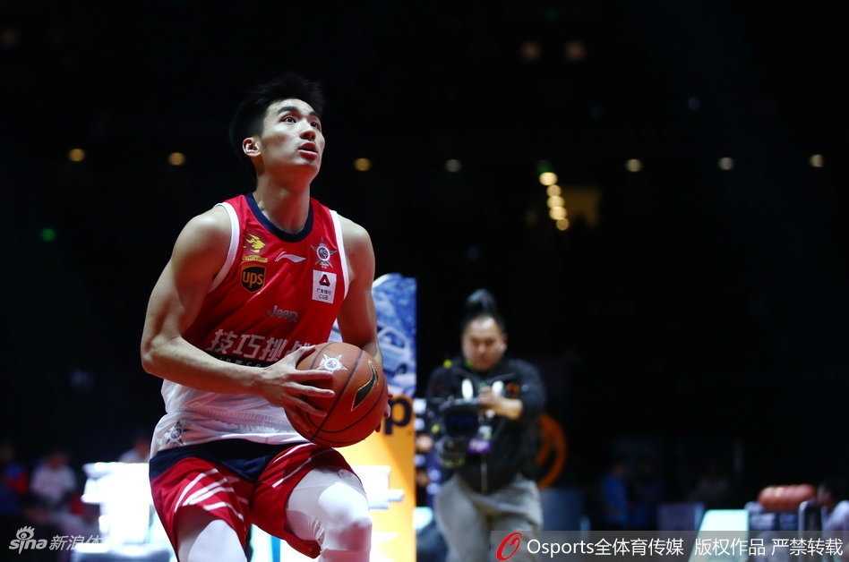 胡明轩在绕桩运球时全速前进，身形矫健，尽管最终失利，但这张图定格了他全力争胜的瞬间，少年意气，挥斥方遒。