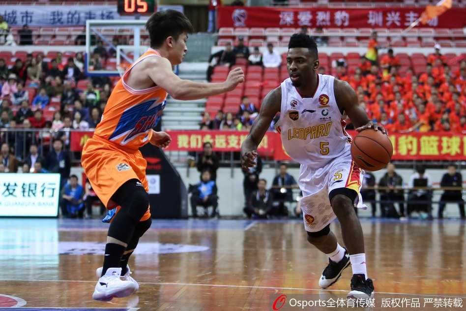 李慕豪高高跃起，如同直升机升空般完成双手灌篮，对手只能望球兴叹，这一扣展现了国产内线的绝对力量。