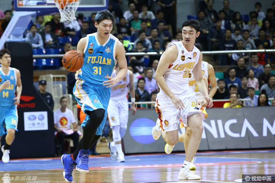 王哲林在深圳队内线面前高高跃起，以一记势大力沉的单手补扣引爆全场，展现了国产中锋的强悍身体素质。