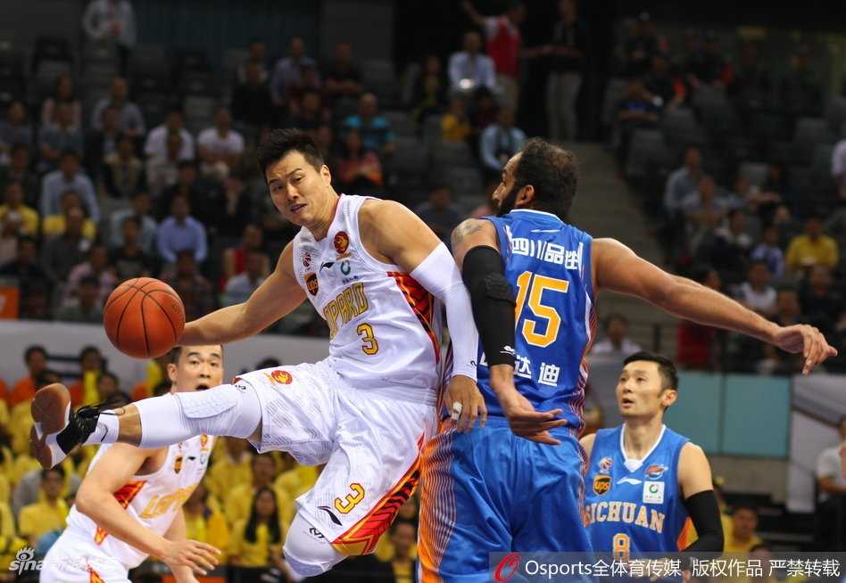 顾全场边发球瞬间，他目光坚定，身前的防守球员试图干扰，但全场贡献21分的他是深圳队上半场拉开比分的关键功臣。