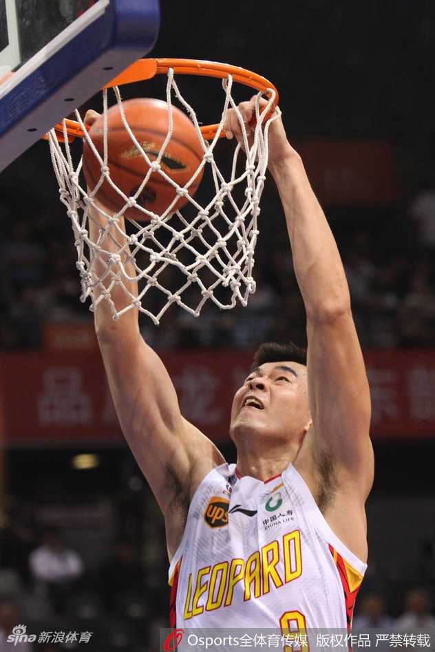 赛后，深圳队员何忠勉与队友在场上击掌相庆，脸上洋溢着胜利的喜悦，背景是正在退场的球迷，记录下这主场开门红的荣耀时刻。