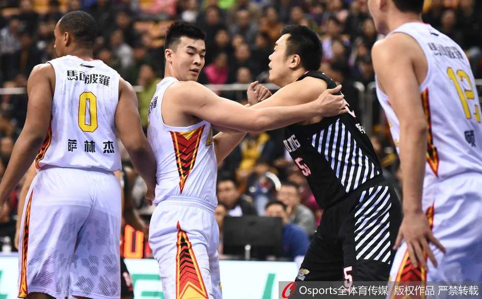深圳烈豹主场掀翻辽宁飞豹 终结六年不胜魔咒 深圳队内线支柱萨林杰在辽宁队多人围堵下,依然凭借强壮的身体奋力摘下前场篮板,他的强硬是球队获胜的基石。