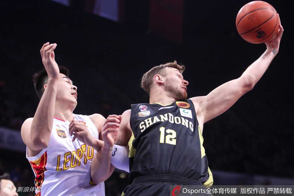 深圳烈豹主场狂胜山东金星,萨林杰史诗级双响炮引爆全场 顾全侧翼持球面对防守,手腕轻抖,篮球划出一道彩虹,精准钻入网窝,瞬间点燃替补席的激情。