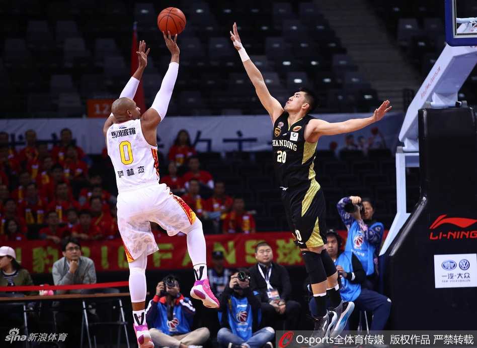 深圳烈豹主场狂胜山东金星,萨林杰史诗级双响炮引爆全场 深圳外援萨林杰在对手重重包围中强行摘篮板,眼神坚毅,仿佛要将整个篮筐都吞噬殆尽。