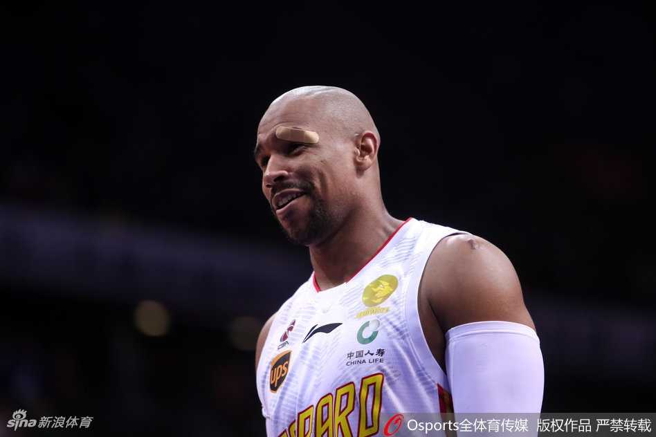 深圳烈豹主场狂胜山东金星,萨林杰史诗级双响炮引爆全场 萨林杰高举双臂握拳怒吼,庆祝自己再度得分,身旁的山东球员面露无奈与沮丧。