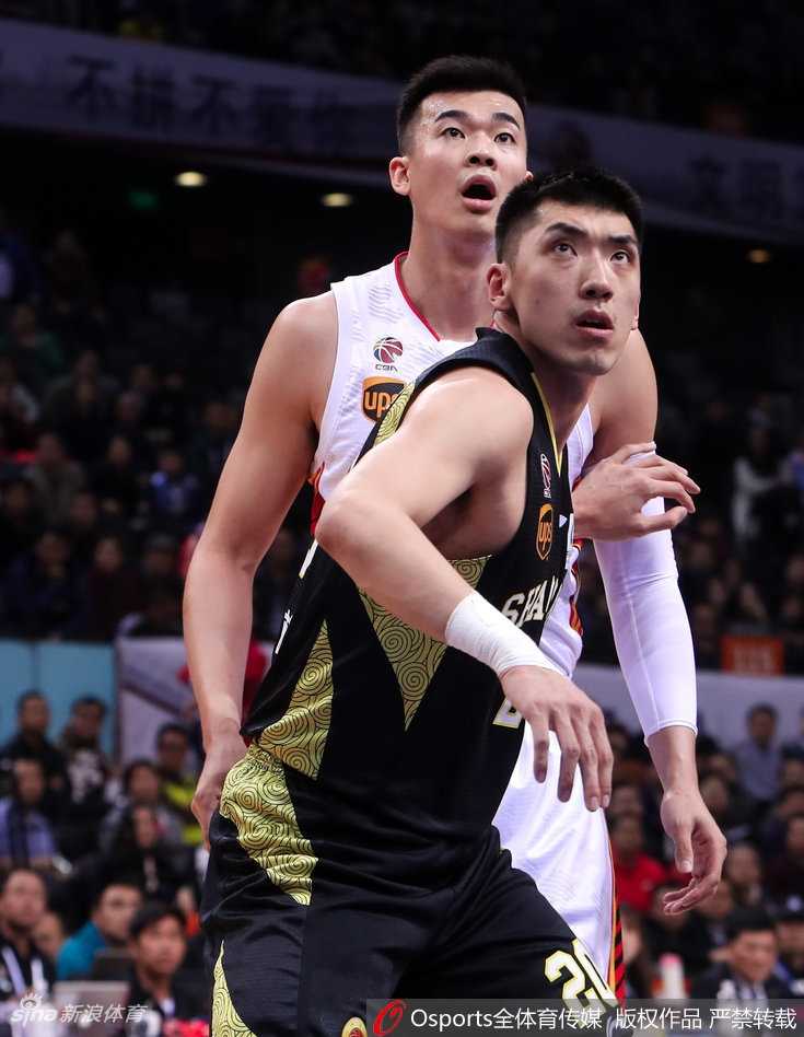 深圳烈豹主场狂胜山东金星,萨林杰史诗级双响炮引爆全场 李慕豪高高跃起,犹如大鹏展翅完成空接暴扣,双手挂框,震得篮架都在颤抖。