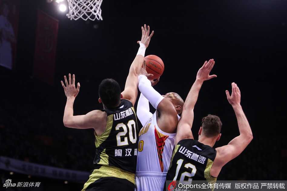 深圳烈豹主场狂胜山东金星,萨林杰史诗级双响炮引爆全场 丁彦雨航持球强行突破,面对双人夹击依然强行起跳,空中对抗后艰难将球抛向篮筐。