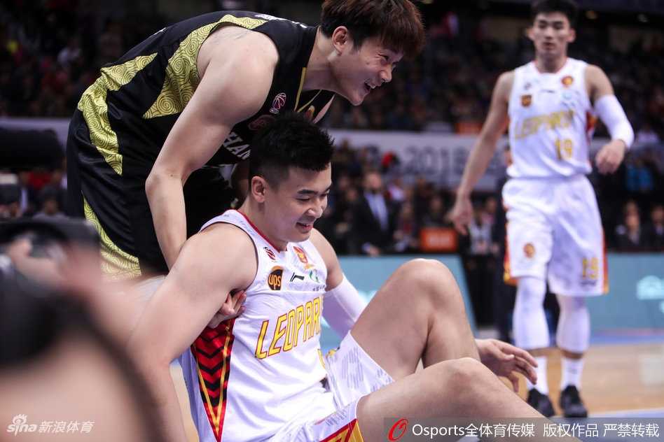 深圳烈豹主场狂胜山东金星,萨林杰史诗级双响炮引爆全场 何忠勉抢断成功瞬间,身体重心压得极低,犹如猎豹扑食,将球从对手手中硬生生夺走。