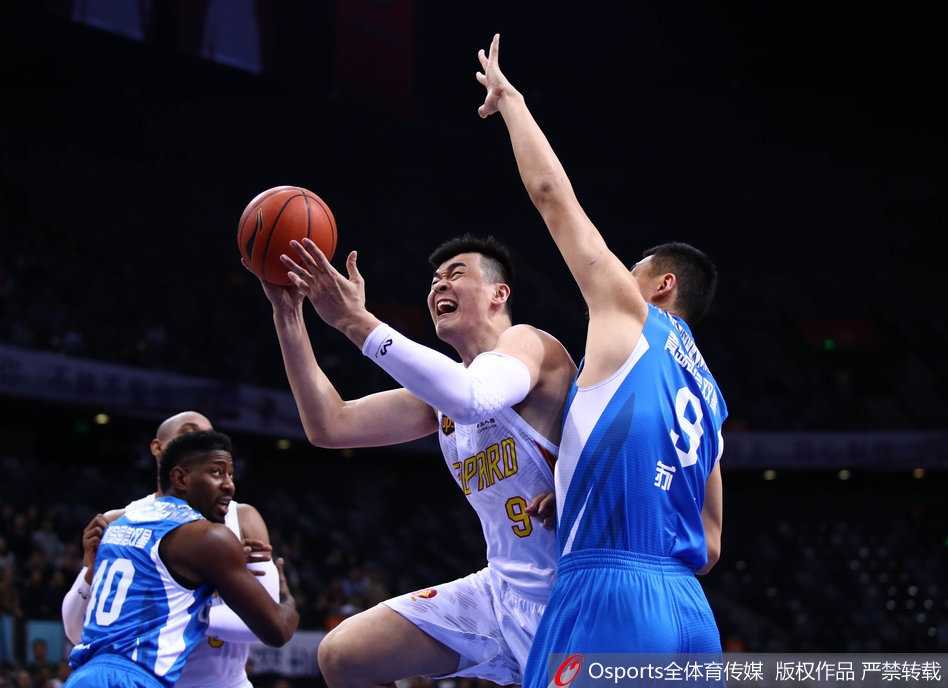 深圳烈豹主场狂飙,顾全31分引领大胜青岛国信双星 深圳外援萨林杰篮下强打,用强壮的身体卡住位置,单手完成暴扣,气势如虹