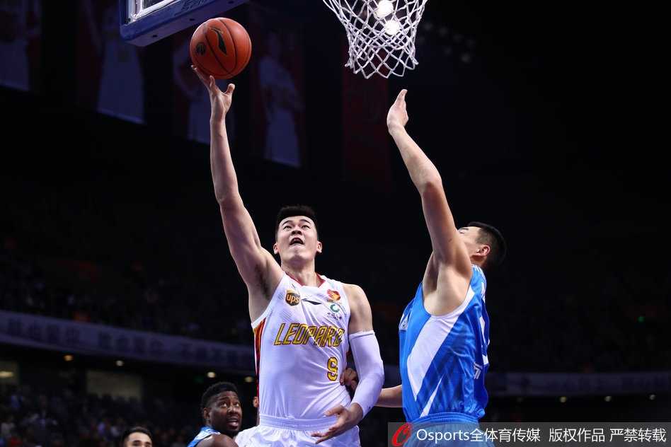 深圳烈豹主场狂飙,顾全31分引领大胜青岛国信双星 顾全、萨林杰等深圳队友在暂停期间激情击掌,替补席气氛热烈,信心十足