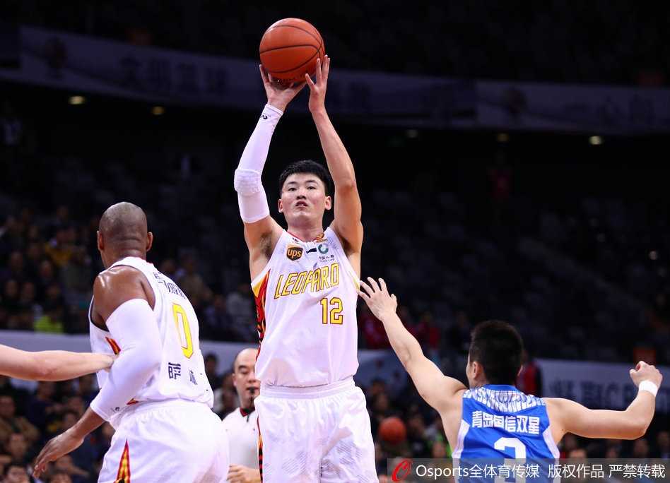 深圳烈豹主场狂飙,顾全31分引领大胜青岛国信双星 李慕豪高高跃起,在空中与对手发生身体对抗后,依然稳健地将球放入篮筐
