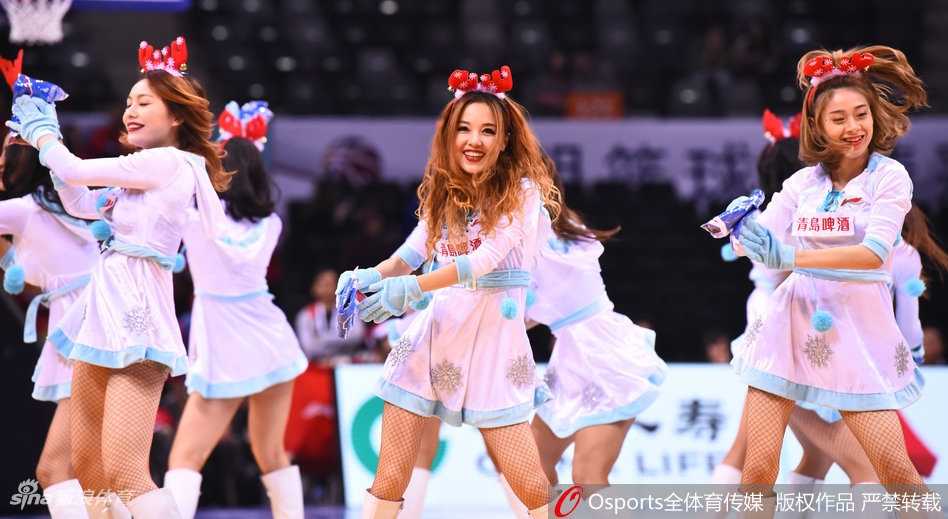 深圳烈豹主场篮球宝贝热力四射,网袜短裙舞动德比战 深圳篮球宝贝们手持彩球,网袜短裙下的舞步整齐划一,表情专注而充满活力