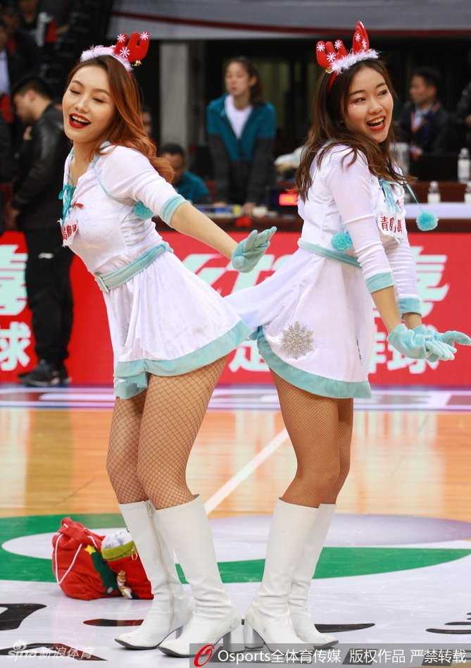 深圳烈豹主场篮球宝贝热力四射,网袜短裙舞动德比战 深圳篮球宝贝在场上欢快起舞,短裙飞扬,网袜勾勒出优美的腿部线条,青春气息扑面而来