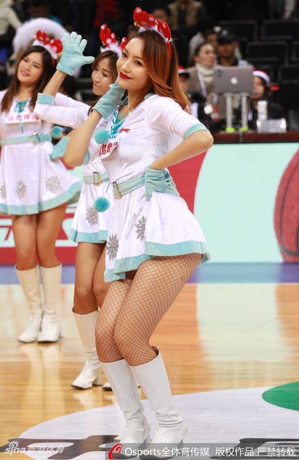 深圳烈豹主场篮球宝贝热力四射,网袜短裙舞动德比战 特写镜头下,一位深圳拉拉队员眼神明亮有神,网袜与短裙的搭配尽显娇俏可人气质