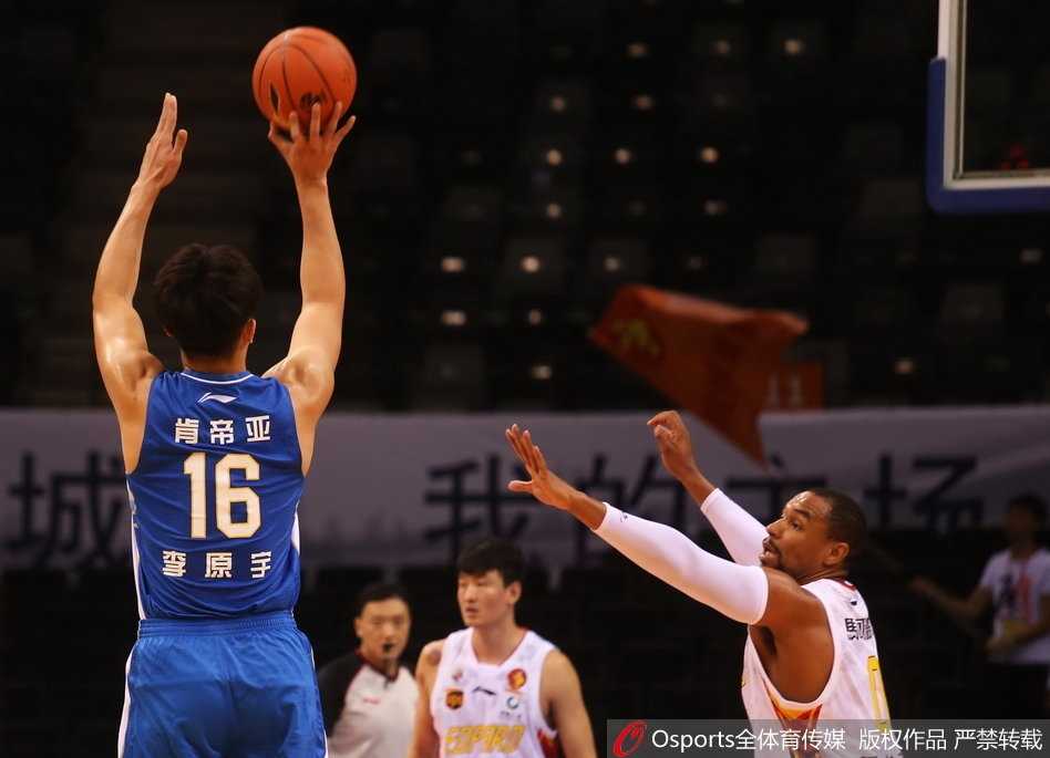 深圳烈豹主场驯服江苏肯帝亚,萨林杰与李慕豪双塔闪耀 深圳外援萨林杰在江苏队员的夹防中依然强硬上篮,眼神里充满了对胜利的渴望