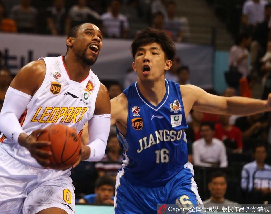 深圳烈豹主场驯服江苏肯帝亚,萨林杰与李慕豪双塔闪耀 江苏肯帝亚核心马尚·布鲁克斯运球突破,他犀利的变向是撕开深圳防线的利器