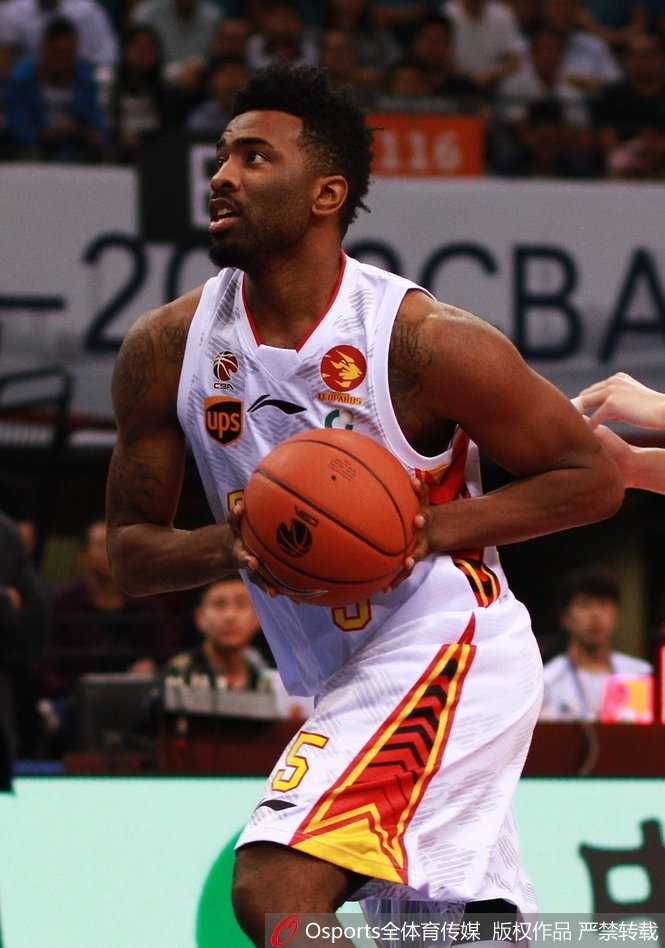 深圳烈豹主场驯服江苏肯帝亚,萨林杰与李慕豪双塔闪耀 李慕豪在篮下高高跃起,如长城般封盖对手的上篮,守护着深圳的禁区