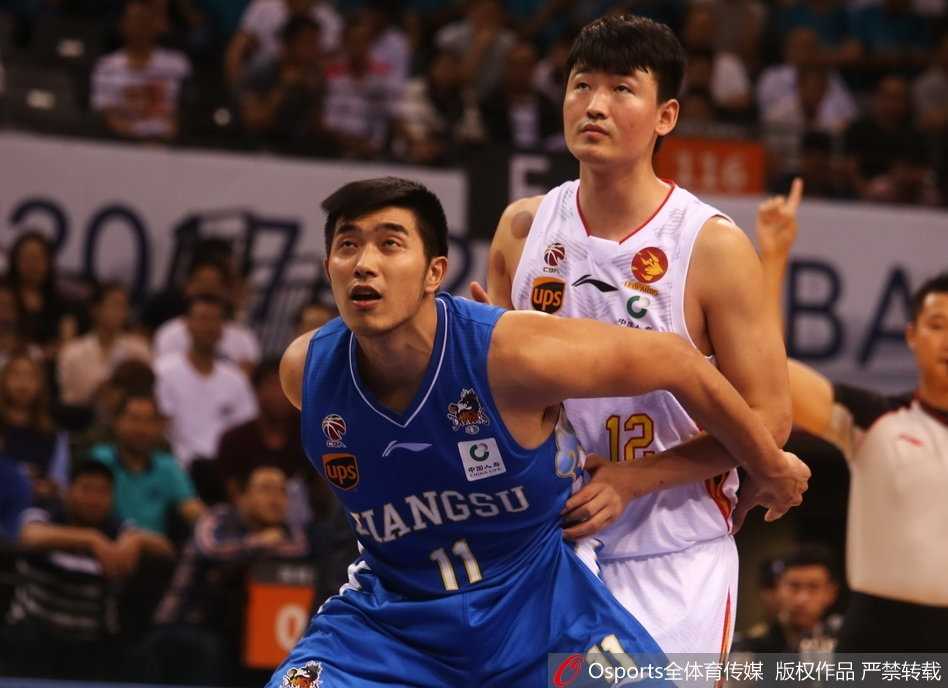 深圳烈豹主场驯服江苏肯帝亚,萨林杰与李慕豪双塔闪耀 深圳射手顾全外线发炮瞬间,篮球划过指尖,一道美丽的弧线直坠网窝