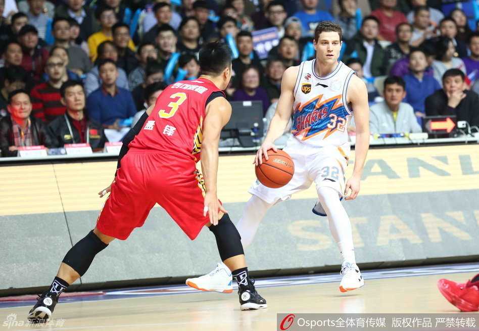 深圳烈豹加时苦战擒上海大鲨鱼,弗神空砍五十分难救主 上海队核心刘晓宇在拼抢中痛苦倒地,手捂受伤的脚踝,身旁的队友神情焦急,这一幕牵动着所有球迷的心。