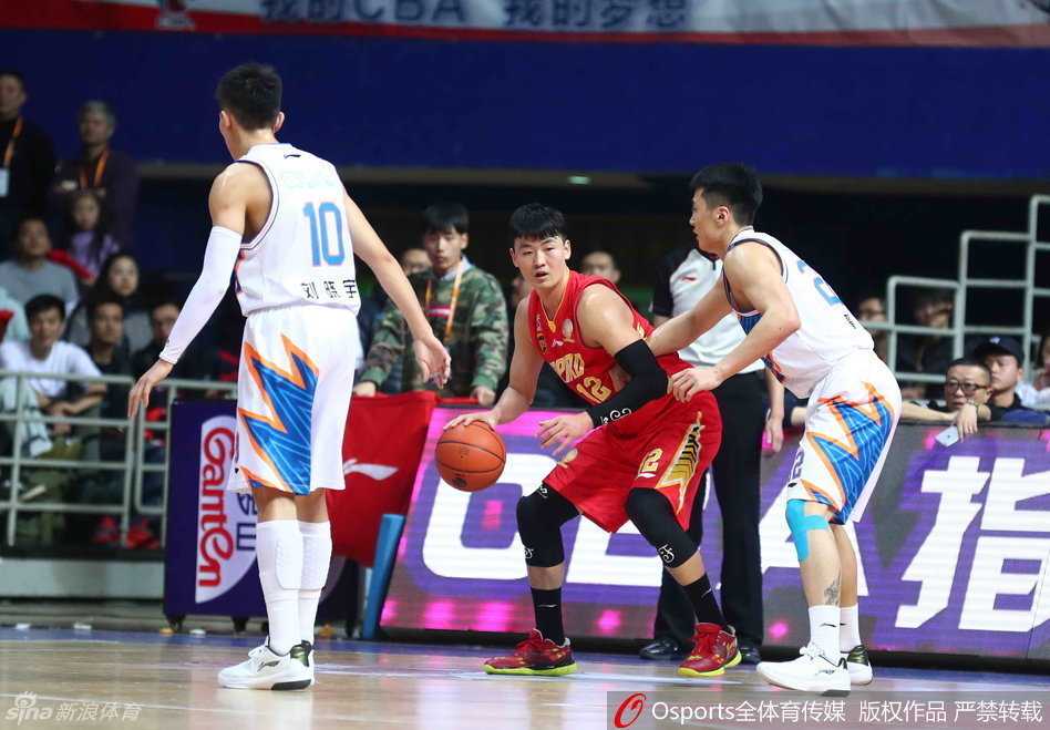 深圳烈豹加时苦战擒上海大鲨鱼,弗神空砍五十分难救主 上海队悍将翟逸飞身跃起,长臂完全伸展,奋力封堵深圳队的传球路线,展现出了不屈的防守韧性。