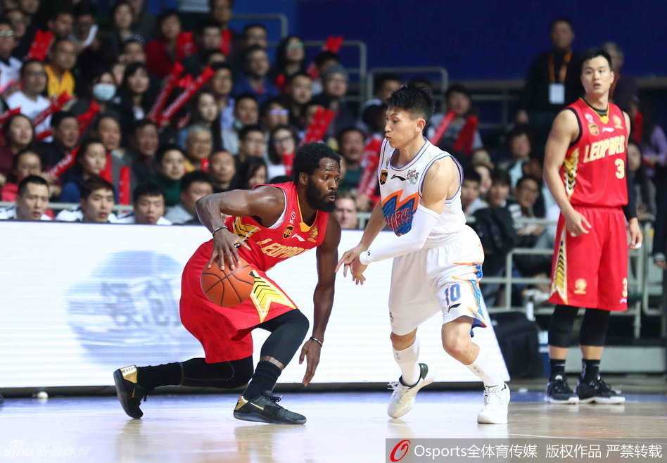 刘晓宇在队友的搀扶下单腿跳着离场，受伤的左脚无法着地，他的背影写满了不甘与遗憾。