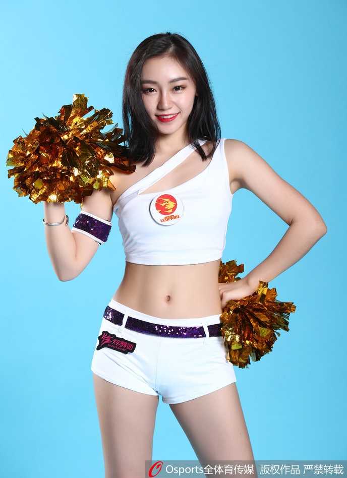 深圳烈豹啦啦队:赛场上的热辣旋风,点燃青春与激情 近距离镜头下,一位扎着高马尾的啦啦队员回眸一笑,精致的妆容在灯光下熠熠生辉,眼神中闪烁着自信与活力