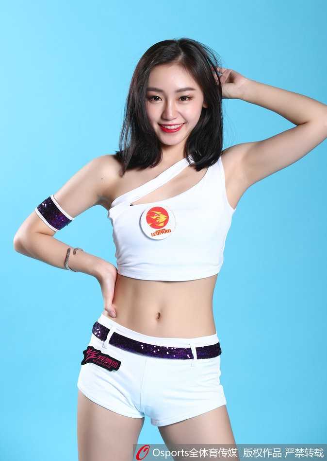 深圳烈豹啦啦队:赛场上的热辣旋风,点燃青春与激情 领舞的队员手持金色花球,眼神坚定地望向远方,身后的队友们排成整齐的队列,整个画面充满了动感与张力,宛如即将出征的女战士