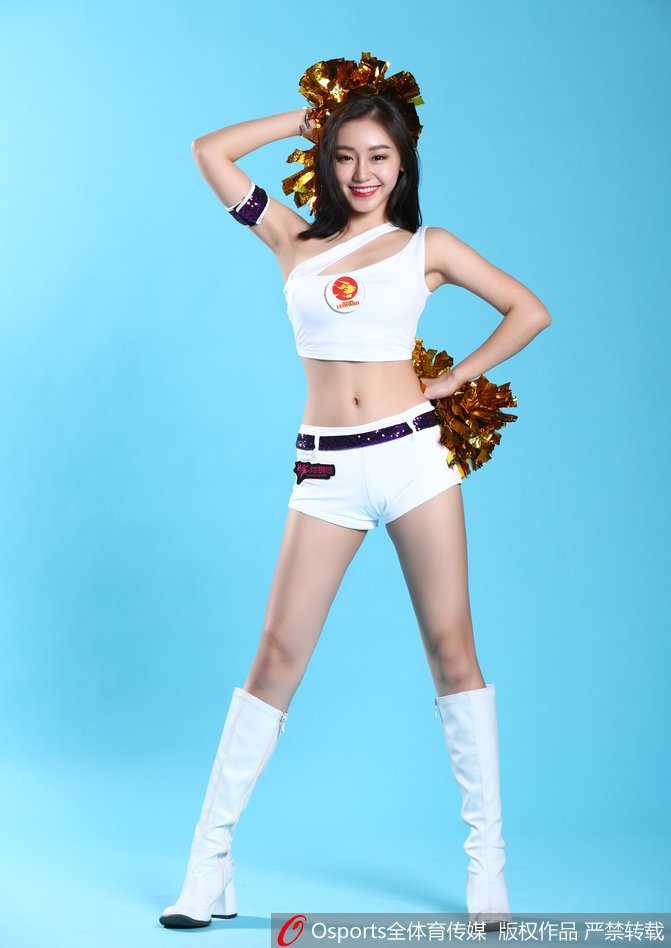 深圳烈豹啦啦队:赛场上的热辣旋风,点燃青春与激情 表演结束后,几位队员面向观众席挥手致意,脸上带着灿烂的笑容,身后的巨大LED屏幕映衬着她们青春洋溢的身影